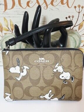 Coach Snoopy Dancing Peanuts Corner Zip Wristlet Card Holder Bag Signature C4589
